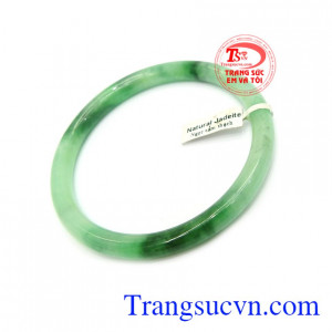 Ngọc cẩm thạch vân đẹp từ xưa đến nay rất được ưa chuộng bởi ý nghĩa mang lại may mắn, tài lộc, giải trừ tà khí, mang hạnh phúc và bình an cho người đeo