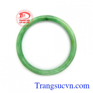 Ngọc cẩm thạch từ xa xưa đã được nhiều người ưa chuộng bởi ý nghĩa chiêu tài lộc, giải trừ tà khí, mang lại bình an, may mắn và hạnh phúc cho người đeo