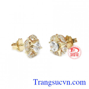 Hoa tai lấp lánh Hàn Quốc được kết hợp từ vàng màu 10k và đá Cz tạo điểm nhấn cho sản phẩm.