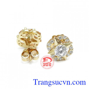 Đôi hoa tai mang thiết kế dạng nụ, nhỏ gọn và trẻ trung.