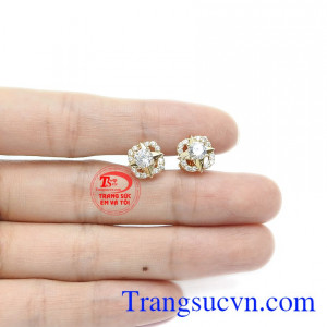 Sản phẩm có thể kết hợp cùng nhiều trang phục và phụ kiện khác nhau. 