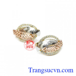 Đôi hoa tai phù hợp với nhiều trang phục và có thể kết hợp với các phụ kiện khác nhau.