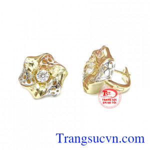 Sản phẩm được chế tác từ vàng màu, vàng trắng và vàng hồng.