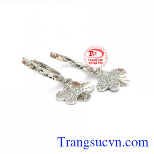 Hoa tai Hàn Quốc cỏ bốn lá được chế tác từ vàng trắng 10k.