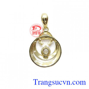 Mặt dây Hàn Quốc tinh tế được thiết kế với kiểu dáng sang trọng, quyến rũ.