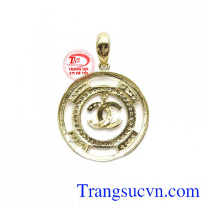 Mặt dây Hàn Quốc channel được chế tác từ vàng tây 10k. 