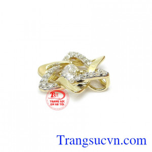 Sản phẩm chế tác từ vàng màu 10k và đá Cz lấp lánh. 