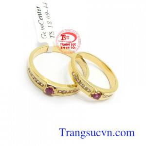Đôi Nhẫn Cưới Ruby Vĩnh Cửu gắn đá Ruby thiên nhiên là biểu tượng của tình yêu, biểu trưng cho sự nồng nàn và lãng mạn
