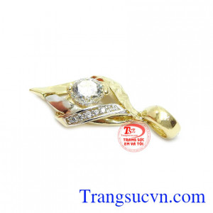 Với sản phẩm này, bạn gái có thể kết hợp cùng nhiều phụ kiện và trang phục khác nhau. 