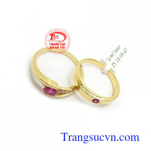 Nhẫn Cưới Ruby Hạnh Phúc Bình An gắn Ruby là biểu tượng cho tình yêu vĩnh cửu, lãng mạn và nồng nàn