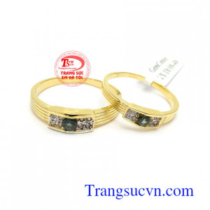 Sapphire được coi là viên đá của mùa cưới, mùa hy vọng và tình yêu. Do vậy sapphire thường được gắn trên những cặp nhẫn đính hôn, nhẫn cưới thể hiện lòng thủy chung và tình yêu vĩnh cửu.