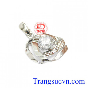 Sản phẩm được chế tác từ vàng trắng 10k đảm bảo độ bền đẹp. 