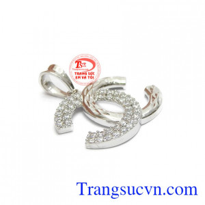 Mặt dây với kiểu dáng vô cùng quen thuộc nhưng không kém phần sang trọng sẽ giúp bạn gái càng trở nên thu hút hơn.