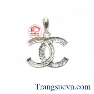Mặt dây channel size M Hàn Quốc được thiết kế với kích thước tương đối, không quá to cũng không quá nhỏ.