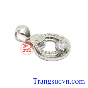 Sản phẩm chế tác từ vàng tây 10k kết hợp với đá Cz giúp sản phẩm càng thu hút ánh nhìn.