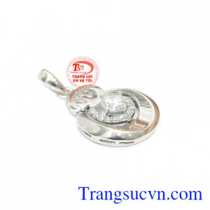 Sản phẩm chế tác từ vàng trắng 10k, bền đẹp và sáng bóng.