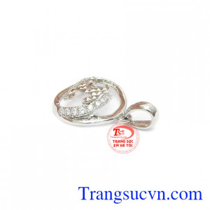 Mặt dây chế tác từ vàng trắng 10k, sáng bóng, bền đẹp.