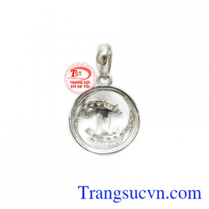 Mặt dây channel Hàn Quốc đẹp được thiết kế với phong cách trẻ trung, thời thượng hợp thời trang. 