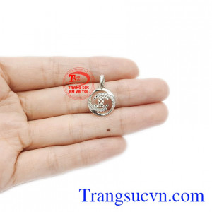 Mặt dây channel thích hợp làm quà tặng cho người phụ nữ của bạn.