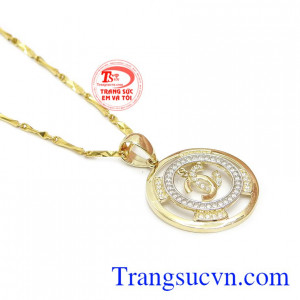 Bộ trang sức được chế tác từ vàng tây 10k, sáng bóng, bền đẹp.