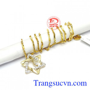 Bộ trang sức sang trọng, tinh tế giúp bạn gái tự tin và xinh đẹp.