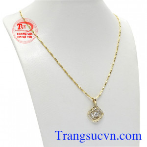 Bộ trang sức sang trọng nhập khẩu được thiết kế tinh tế, đẹp mắt.