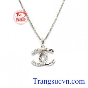Bộ trang sức channel size M Hàn Quốc là một thiết kế vô cùng quen thuộc.