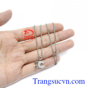 Bộ sản phẩm nhỏ gọn, kết hợp được với nhiều kiểu trang phục. Bộ trang sức channel Hàn Quốc tỏa sáng