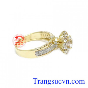 Mặt nhẫn kết hợp từ các viên đá Cz lấp lánh thành bông hoa rực rõ.