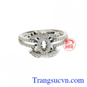 Nhẫn nữ channel Hàn Quốc được chế tác từ vàng trắng 10k với thiết kế rất tinh tê và sáng tạo.