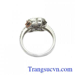 Nhẫn là một phụ kiện nhỏ gọn và đem lại cho đôi tay của bạn thêm xinh đẹp.