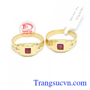 Nhẫn cưới được gắn đá ruby tượng trưng cho tình yêu nồng cháy