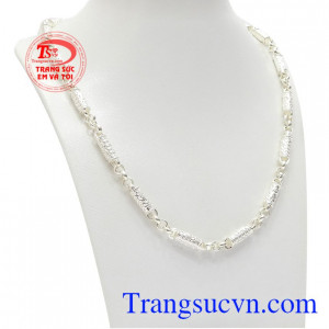 Dây chuyền bạc nam kim tiền được thiết kế trẻ trung, năng động.