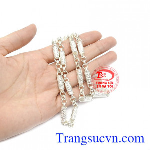 Dây chuyền bạc đẹp, thích hợp dành tặng cho người thân và bạn bè.
