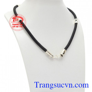 Sản phẩm có thể kết hợp cùng mặt dây bạc hoặc mặt dây đá quý.