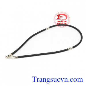 Sản phẩm có thể kết hợp cùng mặt dây bạc hoặc đá quý để tạo sự đa dạng.