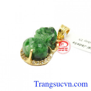 Mặt dây kết hợp cùng dây chuyền vàng hoặc dây da để sử dụng.