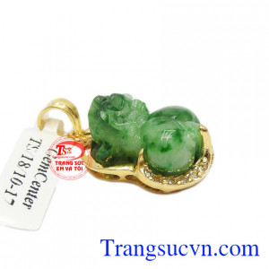 Mặt dây tỳ hưu cẩm thạch xanh ngọc được chế tác từ ngọc cẩm thạch thiên nhiên với kiểu dáng mới lạ.