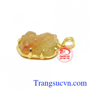 Thạch anh tóc thiên nhiên mang đến cho người dùng sự mang mắn, thăng tiến trong công việc.