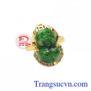 Nhẫn tỳ hưu cẩm thạch xanh ngọc được thiết kế với kiểu dáng độc đáo, sáng tạo và năng động.
