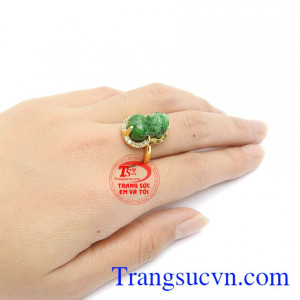 Nhẫn tỳ hưu cẩm thạch thiên nhiên mang đến cho người đeo sự bình an và may mắn.