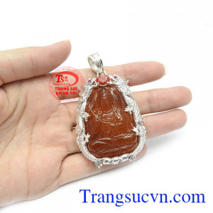 Mặt dây có thể dùng với dây chuyền bạc, dây da hoặc dây cao su bọc bạc.
