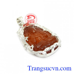 Mặt dây mã não bọc bạc được chế tác tinh tế, độc đáo và sáng tạo.