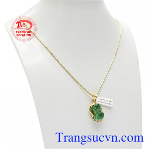 Bộ trang sức tỳ hưu cẩm thạch xanh ngọc là sự kết hợp từ mặt dây và dây chuyền vàng.