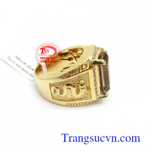 Nhẫn Nam Thạch Anh 14k Mạnh Mẽ, thạch anh trong phong thủy chứa nguồn năng lượng tốt, có tác dụng tránh khỏi tác động của những từ trường tiêu cực, là lá bùa mang lại may mắn, bình an cho người đeo