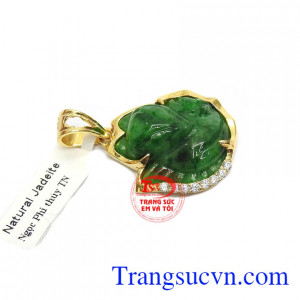 Mặt dây hồ ly vàng kiêu sa là sản phẩm được chế tác từ ngọc cẩm thạch thiên nhiên được bọc vàng 14k