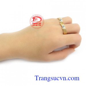 Nhẫn cưới gắn đá quý thiên nhiên độc đáo, mới lạ
