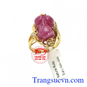 Sản phẩm được chế tác từ đá ruby thiên nhiên mang đến vẻ đẹp sang trọng cho người đeo