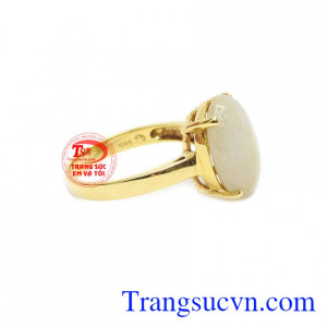 Sản phẩm chế tác từ vàng 14k sáng bóng bền đẹp và đá sapphire thiên nhiên.