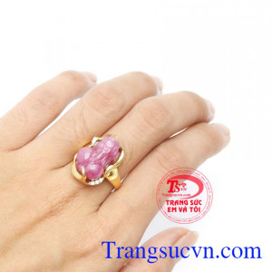hẫn ruby tỳ hưu công danh được chế tác hình tỳ hưu bọc vàng 14k sang trọng